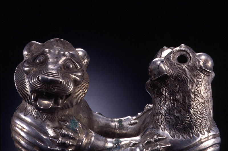 ظرف نقره به شکل پیکره دو شیر ایستاده بر پیکره گاو ظرف نقره به شکل پیکره دو شیر ایستاده بر پیکره گاو