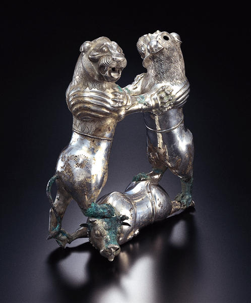 ظرف نقره به شکل پیکره دو شیر ایستاده بر پیکره گاو ظرف نقره به شکل پیکره دو شیر ایستاده بر پیکره گاو