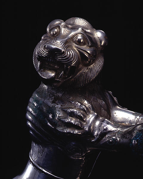 ظرف نقره به شکل پیکره دو شیر ایستاده بر پیکره گاو ظرف نقره به شکل پیکره دو شیر ایستاده بر پیکره گاو