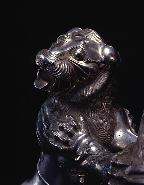 ظرف نقره به شکل پیکره دو شیر ایستاده بر پیکره گاو ظرف نقره به شکل پیکره دو شیر ایستاده بر پیکره گاو