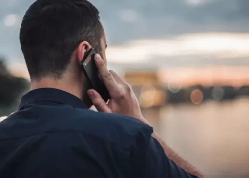 محققان مکالمات تلفنی را از طریق لرزش‌های نامحسوس گوشی شنود کردند