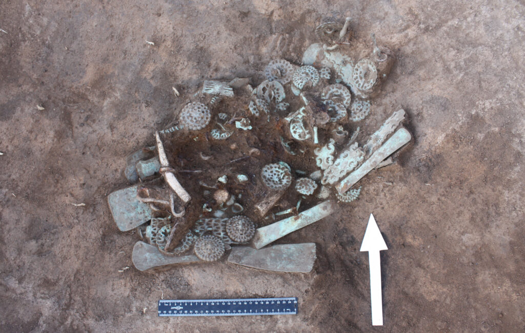 کشف اشیا آیینی از کورگان های ۲۵۰۰ ساله کشف اشیا آیینی از کورگان های ۲۵۰۰ ساله