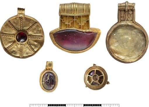 کشف جواهرات آیینی ۱۴۰۰ ساله در انگلستان