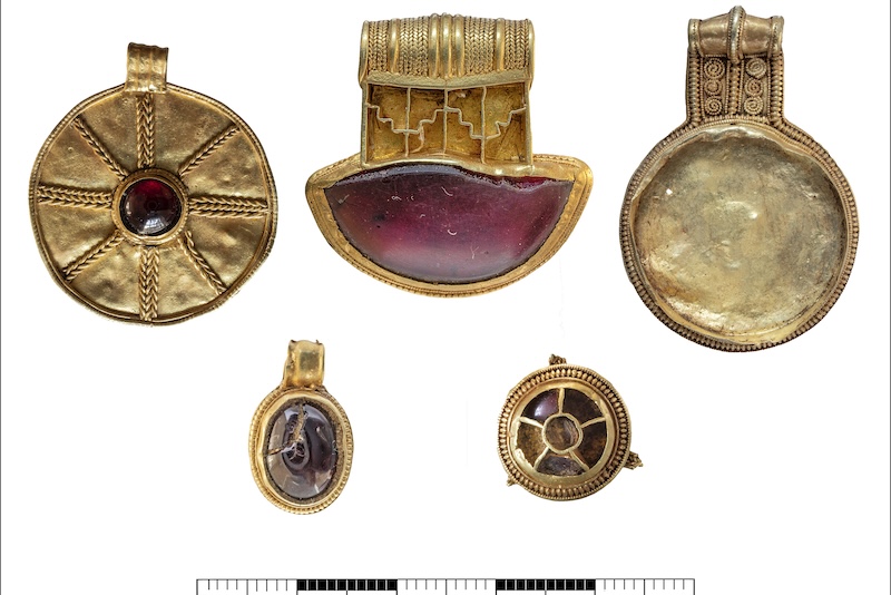 کشف جواهرات آیینی ۱۴۰۰ ساله در انگلستان