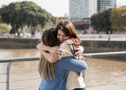 اگر احساس می‌کنید به یک آغوش نیاز دارید بخوانید