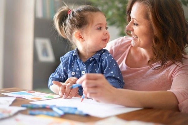 اگر می خواهید کودکی مستقل و با دلبستگی ایمن تربیت کنید؛ این گونه رفتار کنید اگر می خواهید کودکی مستقل و با دلبستگی ایمن تربیت کنید؛ این گونه رفتار کنید