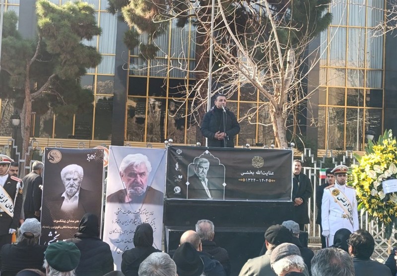 بدرقه ساکت و بی‌حضور چهره‌ها برای عنایت بخشی در تالار وحدت