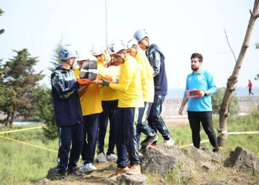 تمرین نجات جان انسان‌ها توسط دانش‌آموزان در رقابت‌های هلال احمر