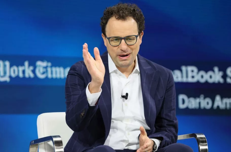 مدیرعامل آنتروپیک: هوش مصنوعی میتواند ۶ تا ۱۲ ماه دیگر جایگزین برنامهنویسان شود مدیرعامل آنتروپیک: هوش مصنوعی میتواند ۶ تا ۱۲ ماه دیگر جایگزین برنامهنویسان شود