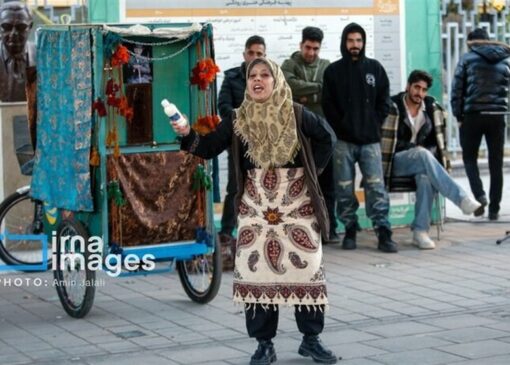 تئاتر در کنار مردم ایستاد