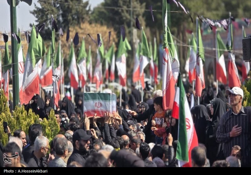 حضور حماسی مردم پایتخت در مراسم تشییع شهدای جنگ رمضان