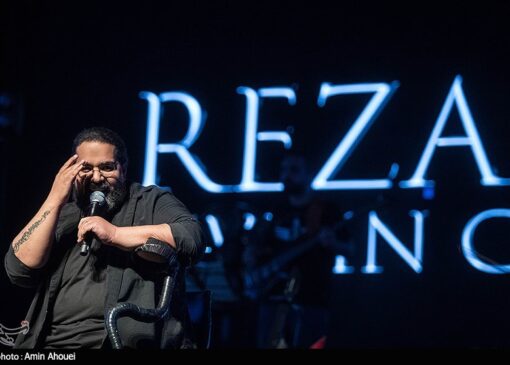 رضا صادقی راست می‌گوید؛ یک سو اجنبی است و یک سو خدا، مادر، وطن