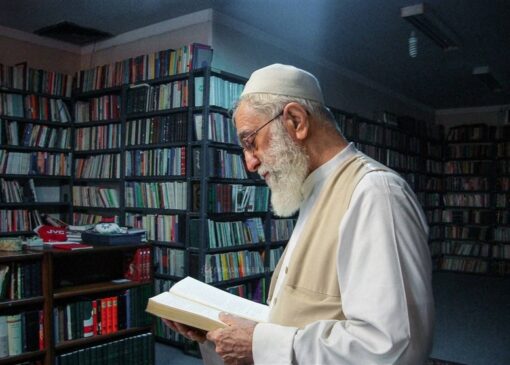 عکس دیده نشده از امام خامنه ای در کتابخانه شخصی