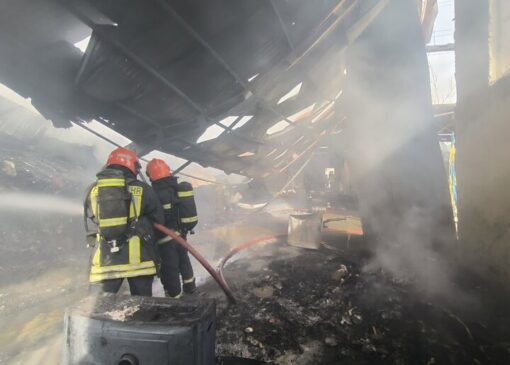 آتش سوزی کارخانه چسب چهار باغ البرز ۹ کارگر مصدوم داشت