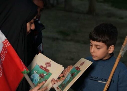 اهدای بسته فرهنگی کانون پرورش فکری به کودکان آسیب‌دیده از جنگ