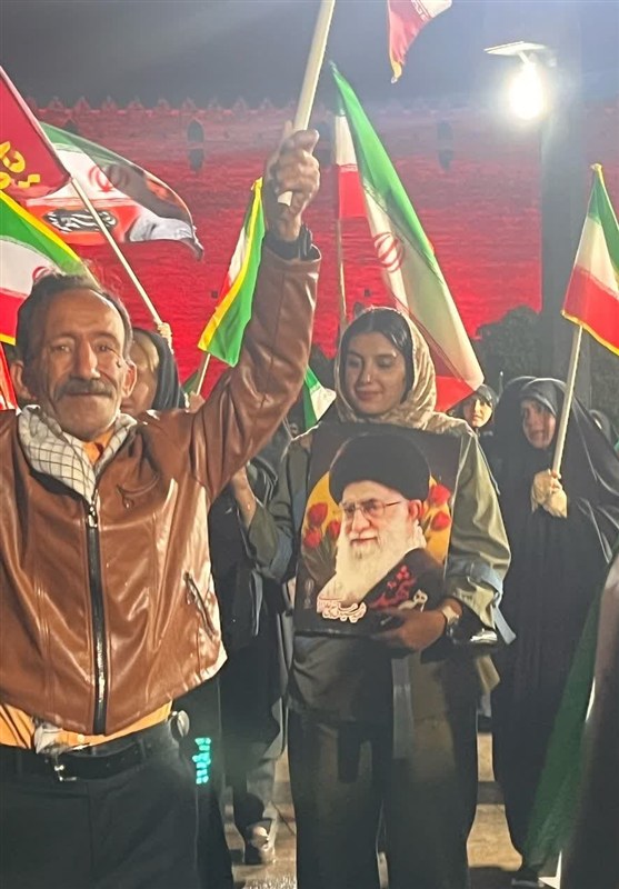 تجم مردم در شب بارانی شیراز؛ هنگامی که دلها در شاهچراغ یکی شدند تجم مردم در شب بارانی شیراز؛ هنگامی که دلها در شاهچراغ یکی شدند