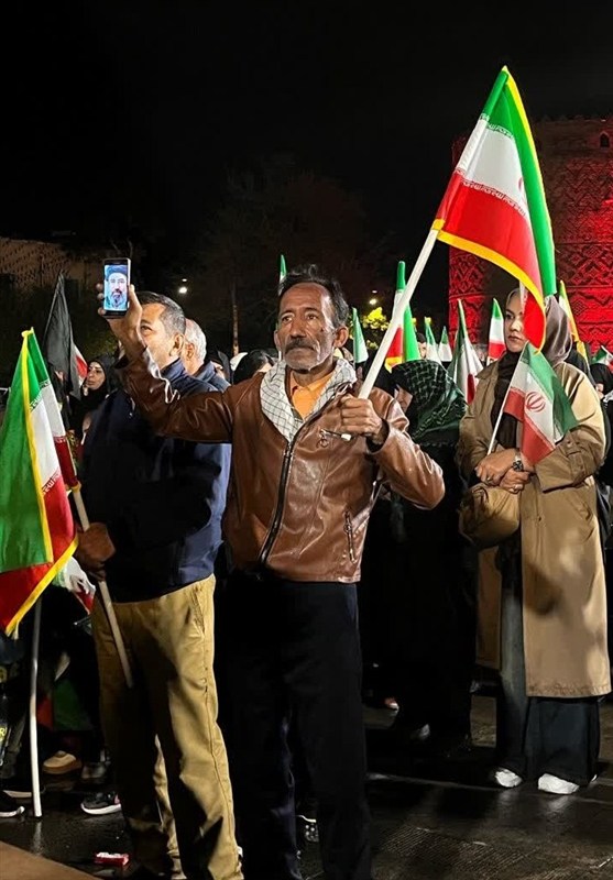 تجم مردم در شب بارانی شیراز؛ هنگامی که دلها در شاهچراغ یکی شدند تجم مردم در شب بارانی شیراز؛ هنگامی که دلها در شاهچراغ یکی شدند