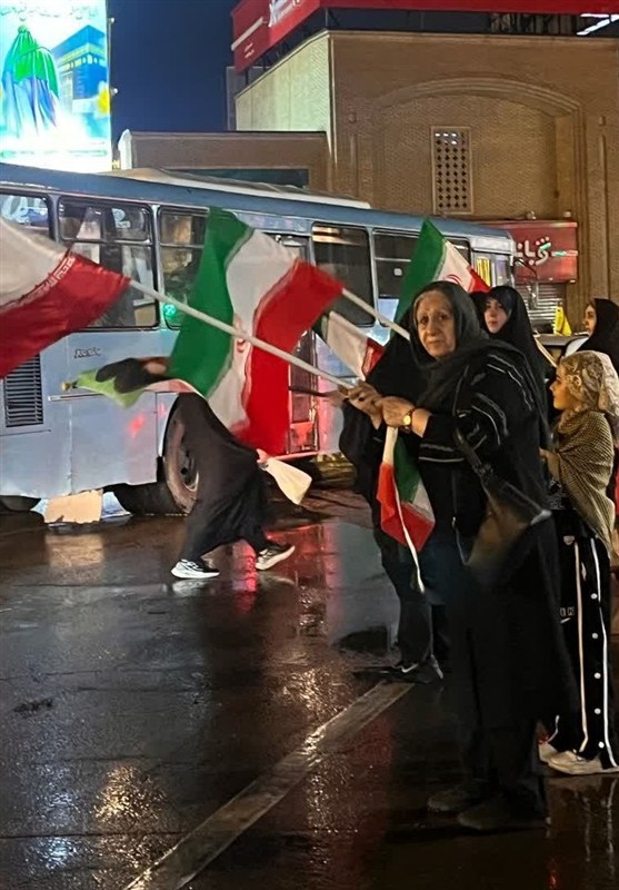 تجم مردم در شب بارانی شیراز؛ هنگامی که دلها در شاهچراغ یکی شدند تجم مردم در شب بارانی شیراز؛ هنگامی که دلها در شاهچراغ یکی شدند