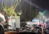 جلوه هایی از حضور باشکوه شبانه مردم میاندوآب در میدان زیر بارش باران