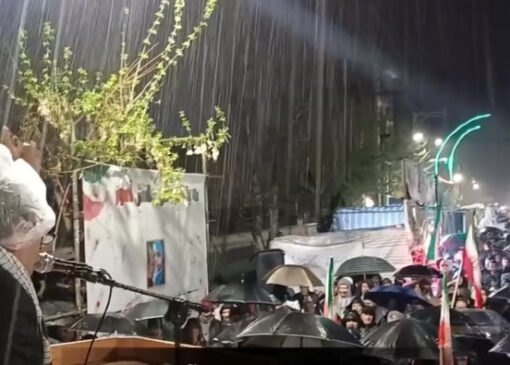 جلوه هایی از حضور باشکوه شبانه مردم میاندوآب در میدان زیر بارش باران