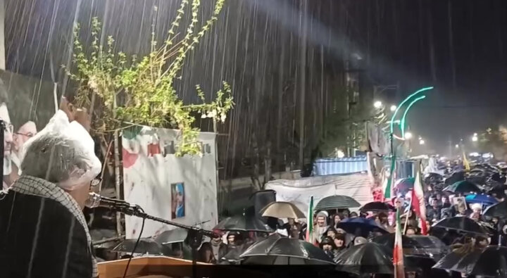 جلوه هایی از حضور باشکوه شبانه مردم میاندوآب در میدان زیر بارش باران