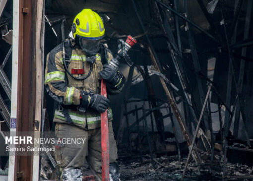 حریق کارخانه تولید چسب در چهارباغ کنترل شد