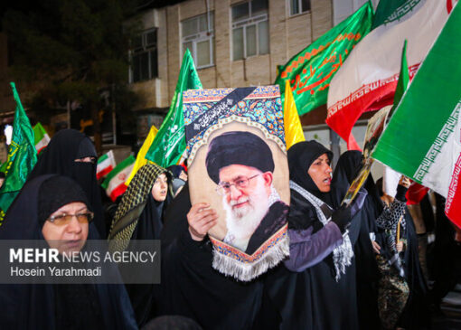 حضور مردم قم زیر باران در خیابان ها