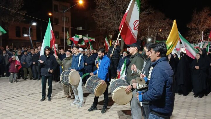 دمامزنی و سنجکوبی جوانان بیجاری در اجتماع مردمی دمامزنی و سنجکوبی جوانان بیجاری در اجتماع مردمی