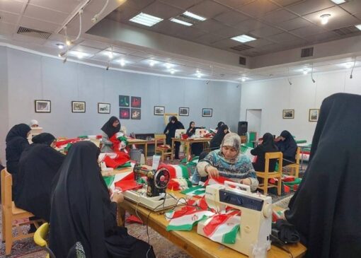 دوخت «پرچم عشق» در اتاقی کوچک با دلهای بزرگ/ تمرین سرمشق همدلی و اتحاد