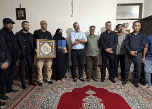 دیدار جمعی از اهالی ورزش و سینما با خانواده شهدای دانش‌آموز میناب