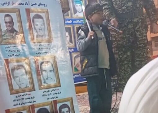 رجزخوانی کودک قروه‌ای در تجمع شبانه