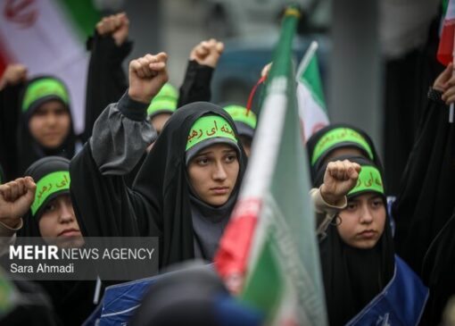 روایتی از نوجوانان انقلابی مشهد در اجتماع «بزرگ مشت های گره کرده» 