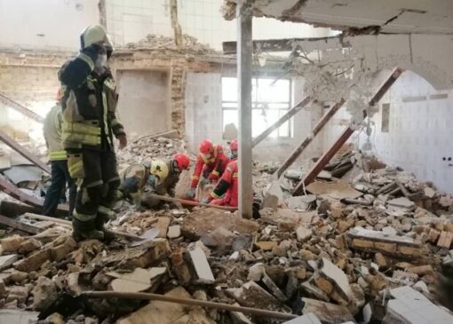 ریزش ساختمان در کرهرود اراک؛ یک نفر از زیر آوار بیرون کشیده‌ شد