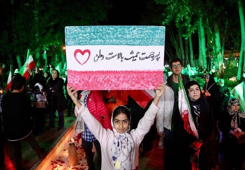 شب نهم هنرمندان و مردم؛ هنر همه را زیر پرچم ایران جمع کرد شب نهم هنرمندان و مردم؛ هنر همه را زیر پرچم ایران جمع کرد