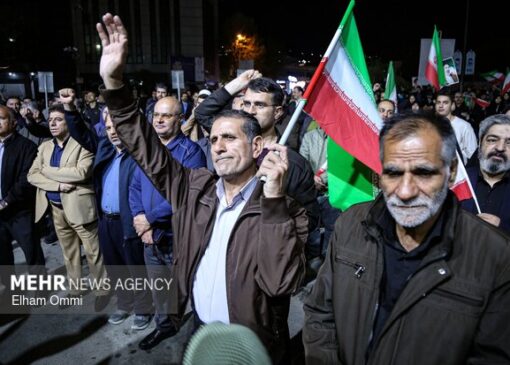 شور حماسه در پنجاه و ششمین حضور مردم اسفرورین در خیابان