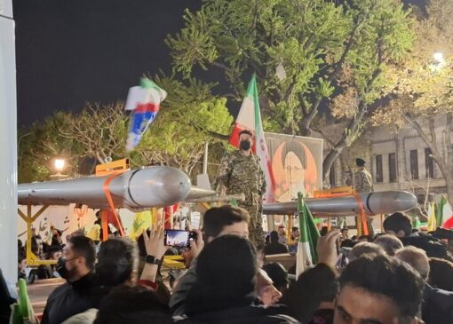 شور و شعف مردم تبریز با مشاهده پهپاد ۱۳۶ در تجمع میدان ساعت