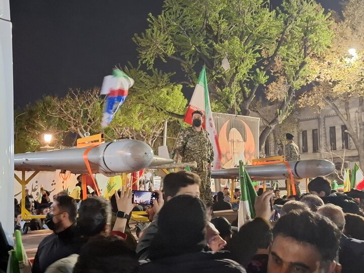 شور و شعف مردم تبریز با مشاهده پهپاد ۱۳۶ در تجمع میدان ساعت