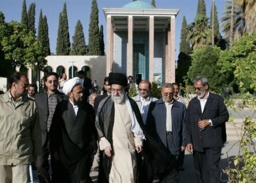 فیلمی از حضور رهبر شهید بر مزار "پیامبر شعر فارسی"