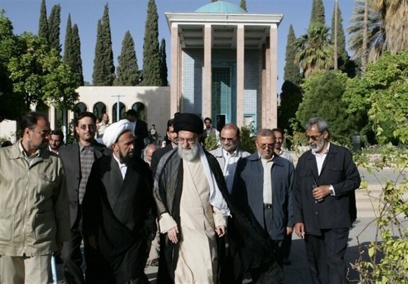 فیلمی از حضور رهبر شهید بر مزار "پیامبر شعر فارسی"