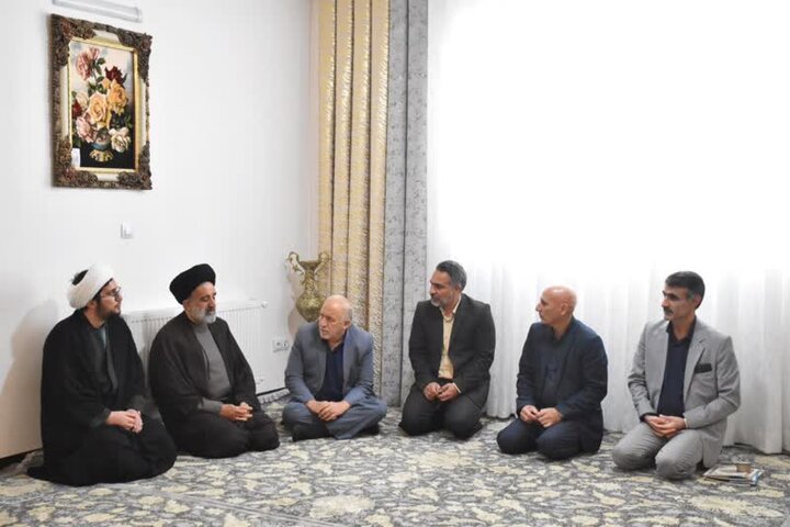 مسئولان بنیاد شهید با خانواده شهیدان «دالوند» و «سالاروند» دیدار کردند