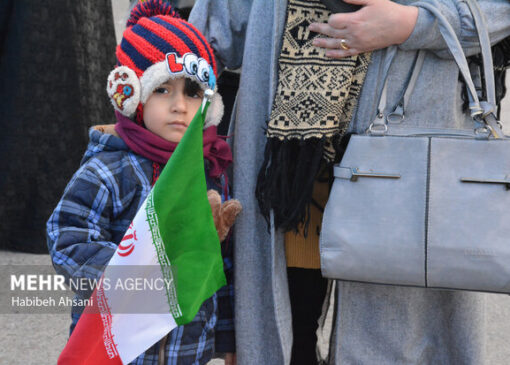 نصب تمثال شهیده «آوین امیرکاشانی» در یکی از میدان ری