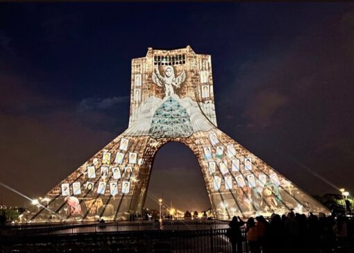 نقش شهدای مدرسه میناب بر بدنه برج آزادی