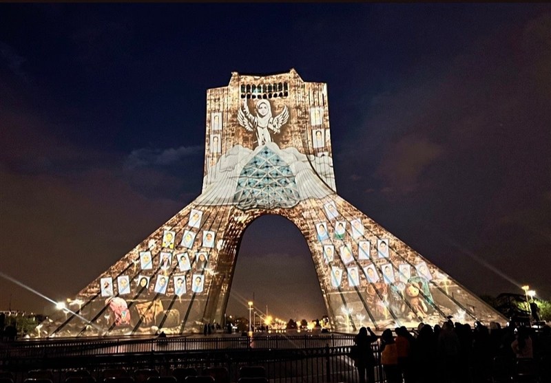 نقش شهدای مدرسه میناب بر بدنه برج آزادی