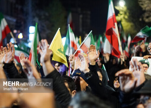 همخوانی دعای فرج در اجتماع شبانه مردم کرمانشاه