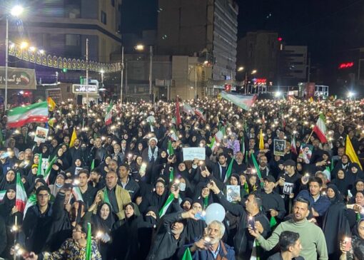 همخوانی مردم کرمان: پای این پرچم تا ابد هستیم