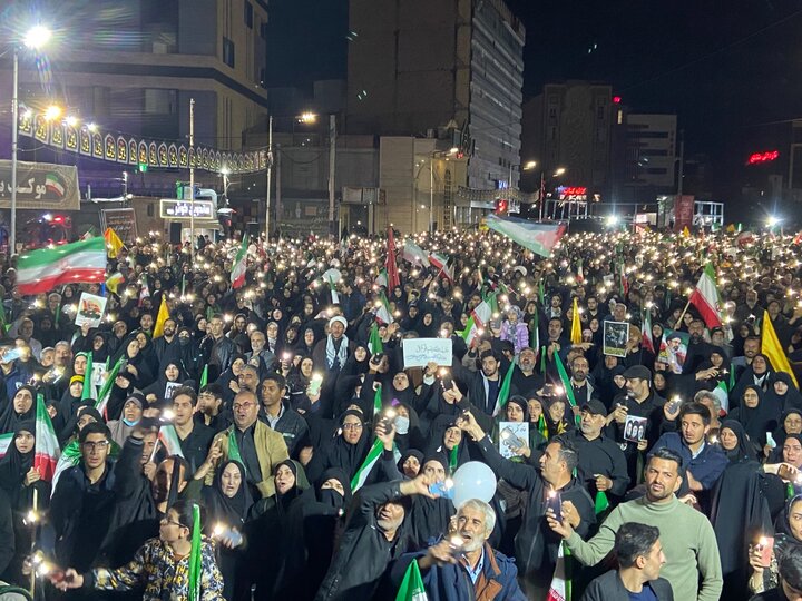 همخوانی مردم کرمان: پای این پرچم تا ابد هستیم