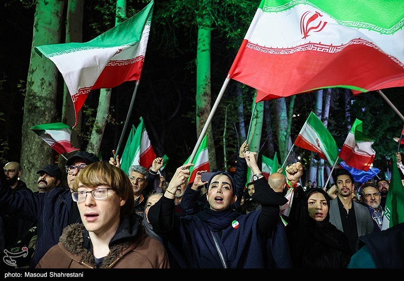 پاتوق هنرمندان در باغ فردوس؛ شبی پرنور با چای، موسیقی و روایت هنرمندان ,