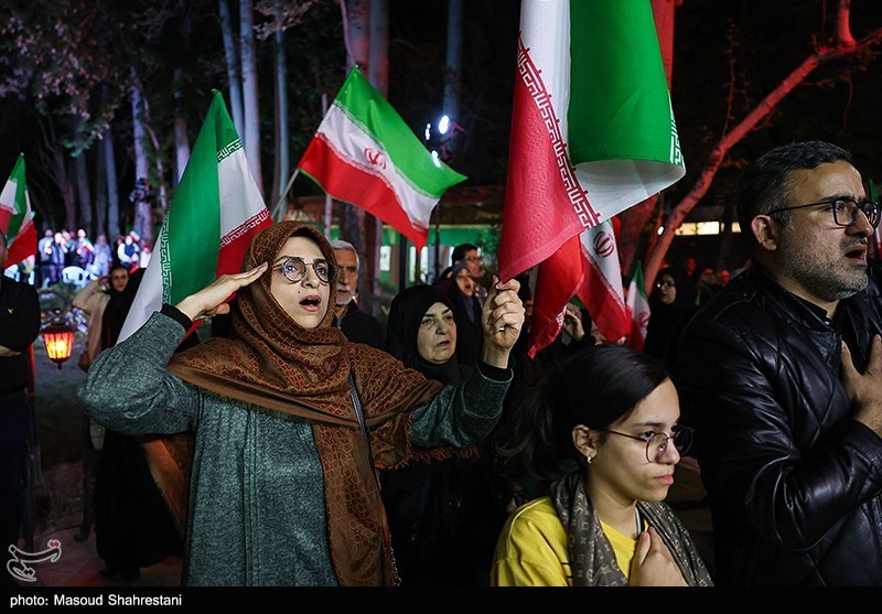 پاتوق هنرمندان در باغ فردوس؛ شبی پرنور با چای، موسیقی و روایت هنرمندان ,