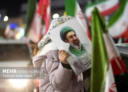 پرچم داری دختر بچه کرمانی در کف میدان آزادی کرمان