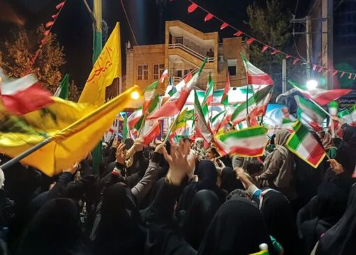 پرچم‌های برافراشته خرم‌آبادی‌ها و فریاد «استقلال، آزادی،جمهوری اسلامی»